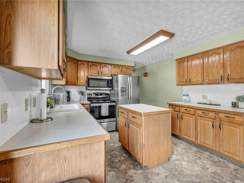 8194 Overwood Avenue NW, North Canton, OH 44720 Photo 9