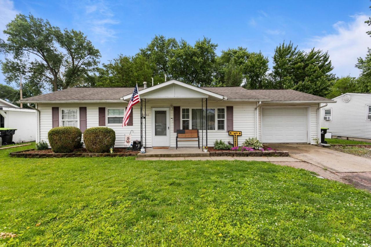 1003 E Fairview Drive, Tuscola, IL 61953 Main Photo