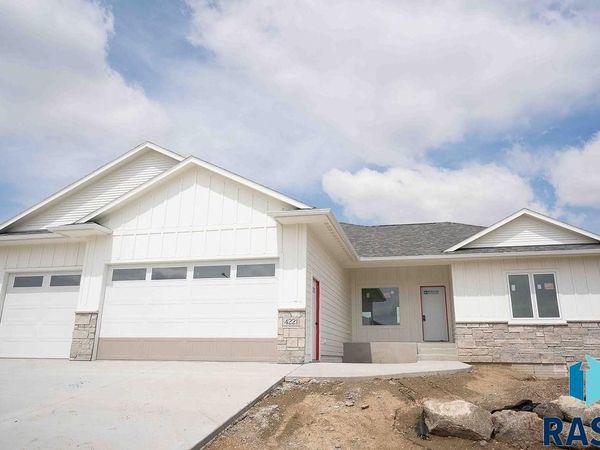 4221 N Interlachen Trl, Sioux Falls, SD 57107