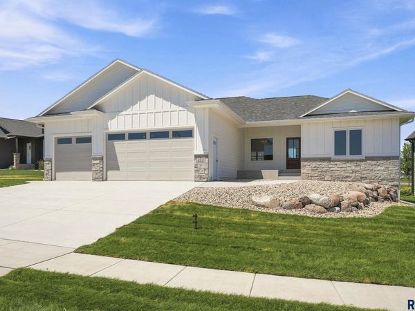 4221 N Interlachen Trl, Sioux Falls, SD 57107