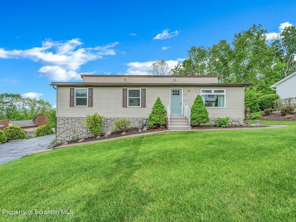407 Kingsley Boulevard, Blakely, PA 18452