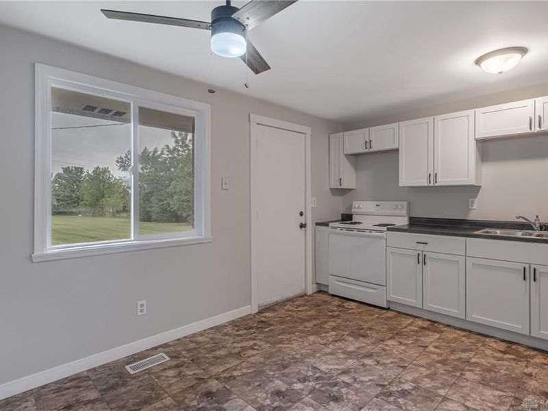 7155 Stonehurst Drive, Huber Heights, OH 45424 Photo 6