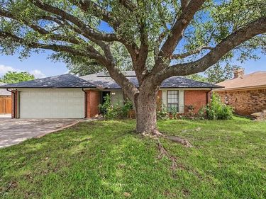 2820 Whitehurst Drive, Fort Worth, TX 76133