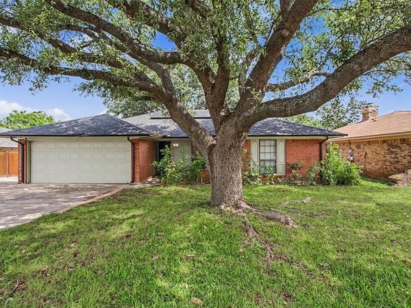 2820 Whitehurst Drive, Fort Worth, TX 76133