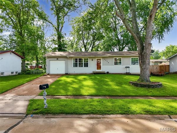 2558 Carousel Court, Florissant, MO 63031