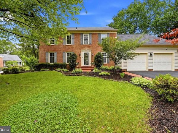8900 KENILWORTH DRIVE, BURKE, VA 22015