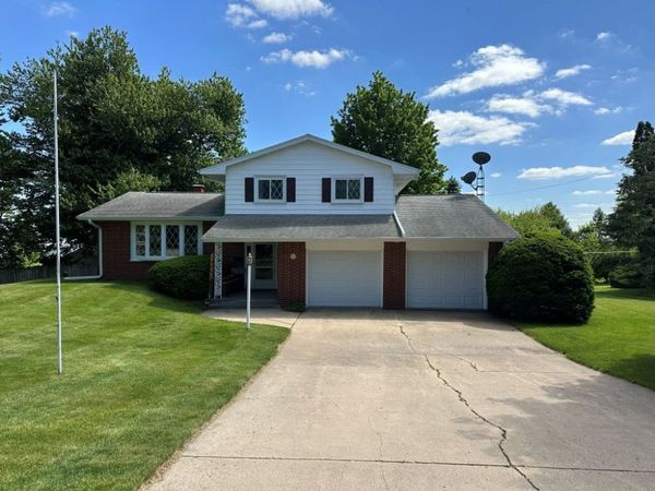 2827 234th Street , Dewitt, IA 52472