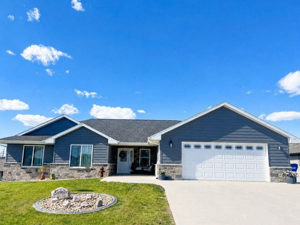 609 Pimlico Way, Epworth, IA 52045