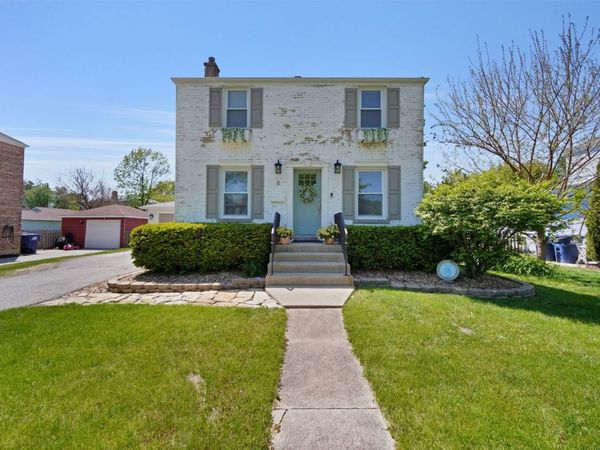 6 Iroquois Drive , Clarendon Hills, IL 60514
