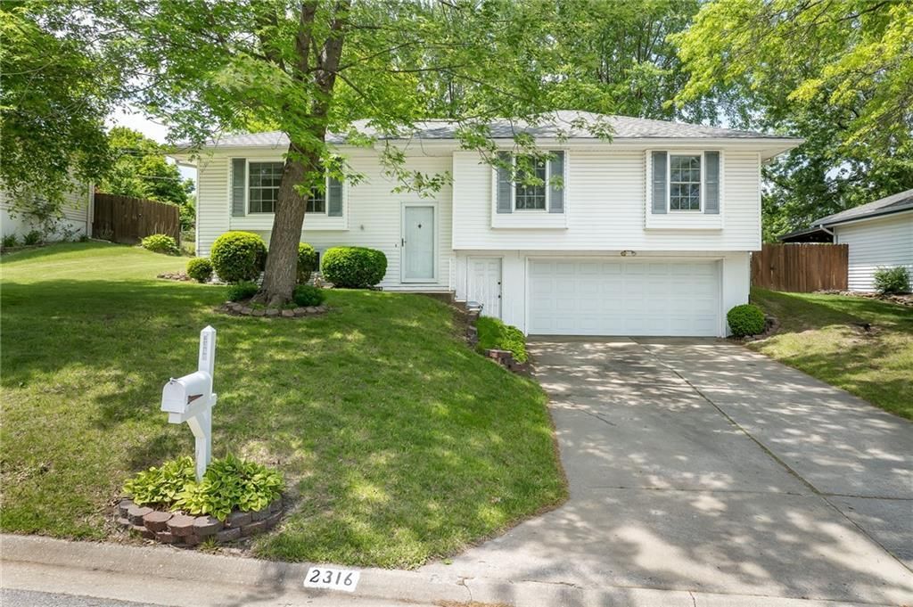 2316 Cougar Road, Saint Joseph, MO 64506 Main Photo