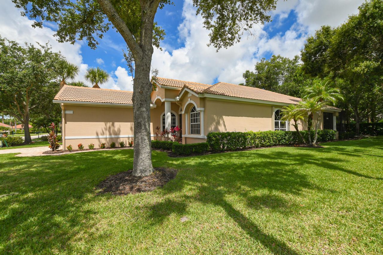 7600 Greenbrier Circle, Port Saint Lucie, FL 34986 Photo