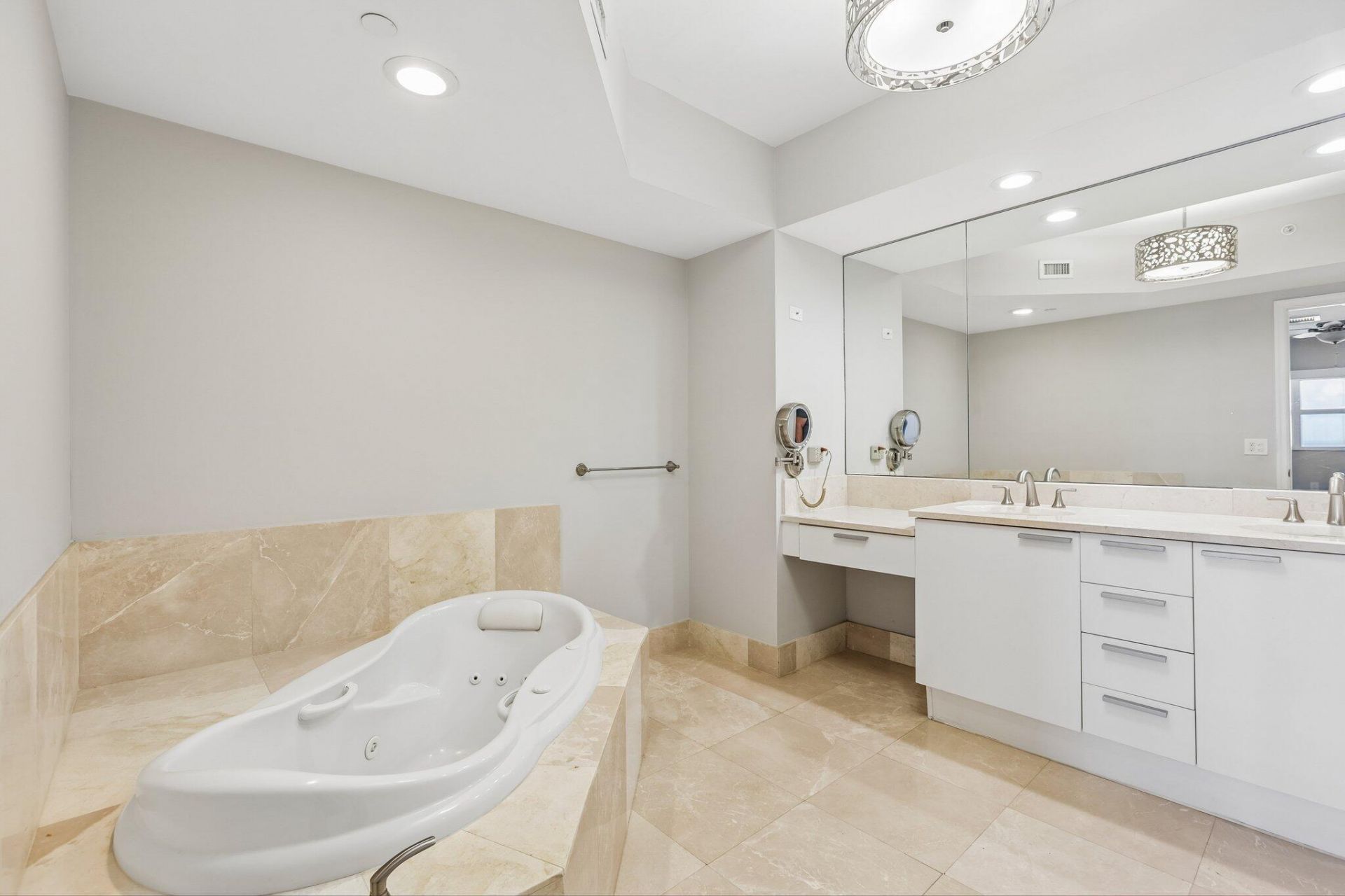 2640 Lake Shore Drive, Unit 2508, Riviera Beach, FL 33404 Photo