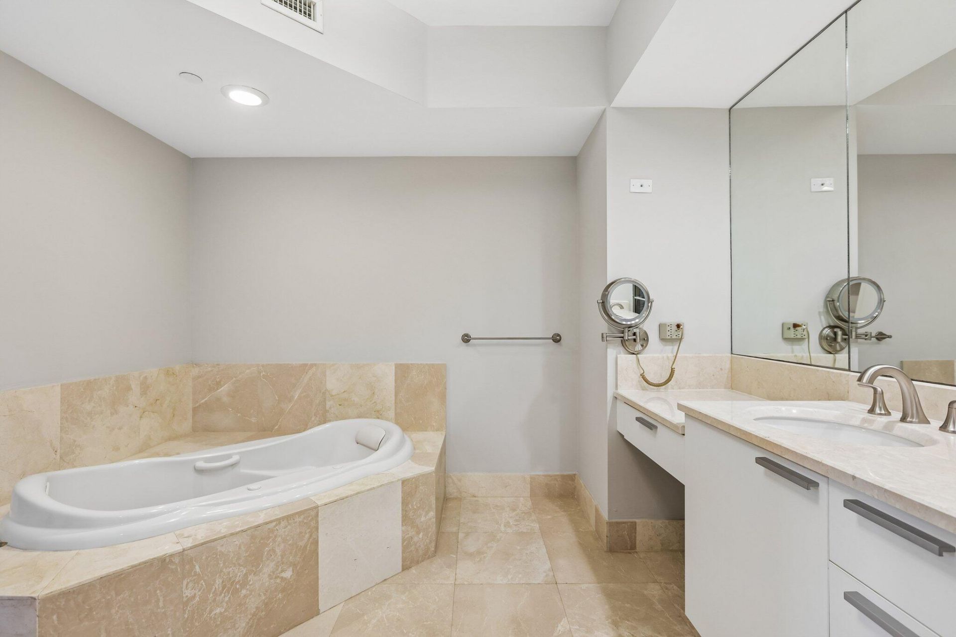 2640 Lake Shore Drive, Unit 2508, Riviera Beach, FL 33404 Photo
