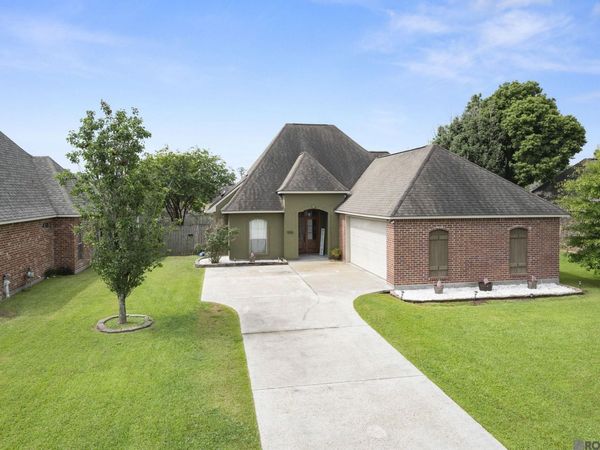 9050 Willow Point Dr, Denham Springs, LA 70726
