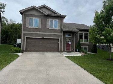 9215 Summit Drive, Omaha, NE 68122