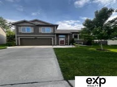 9215 Summit Drive , Omaha, NE 68122