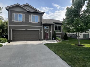 9215 Summit Drive, Omaha, NE 68122