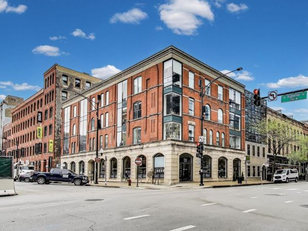 200 W Superior Street , Chicago, IL 60654