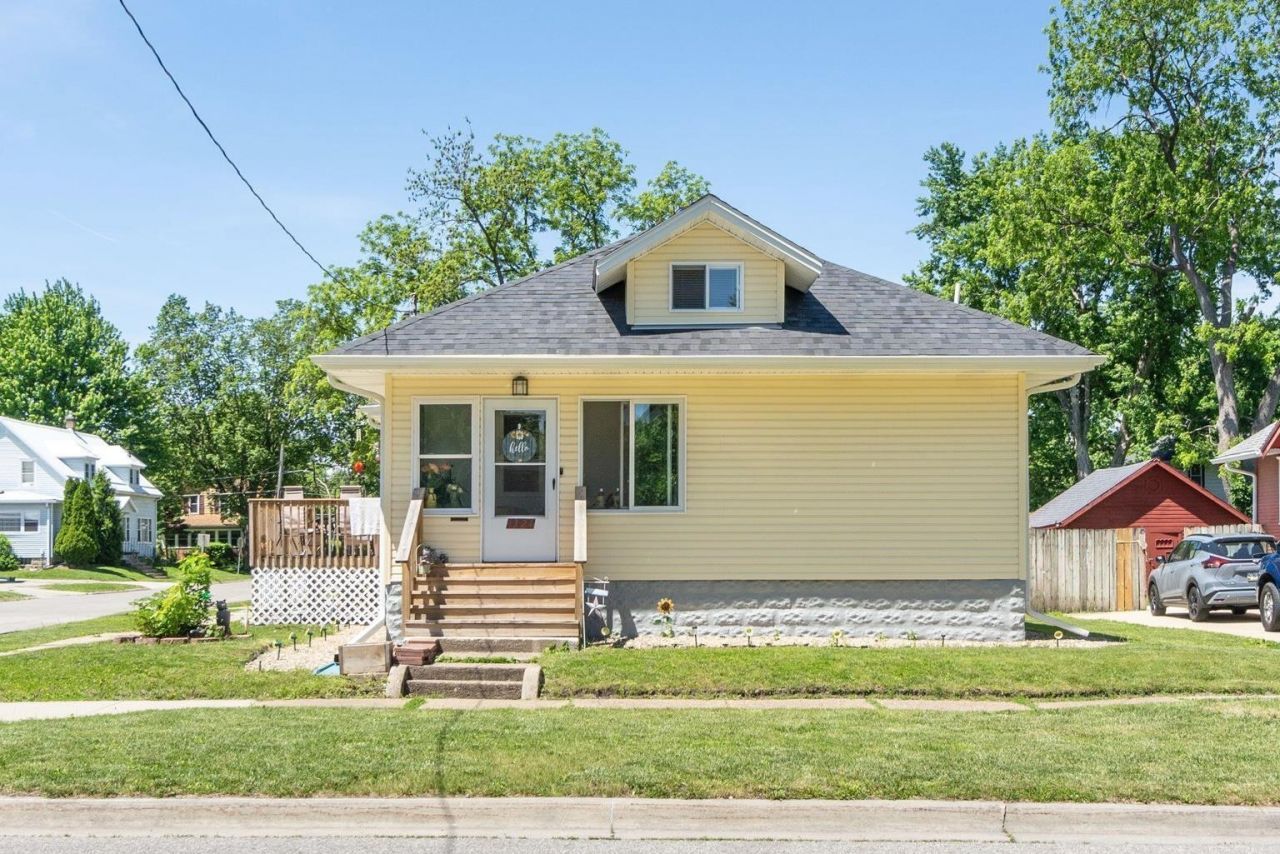 1324 W 6th Street, Waterloo, IA 50702 Main Photo