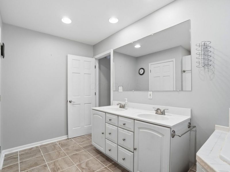 2583 W Choctaw Drive, London, OH 43140 Photo 31