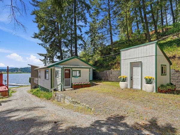 23617 E Beach Ln, Newman Lake, WA 99025