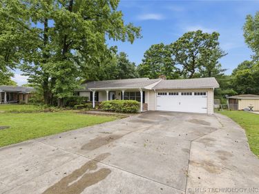 806 Janet Street , Tahlequah, OK 74464