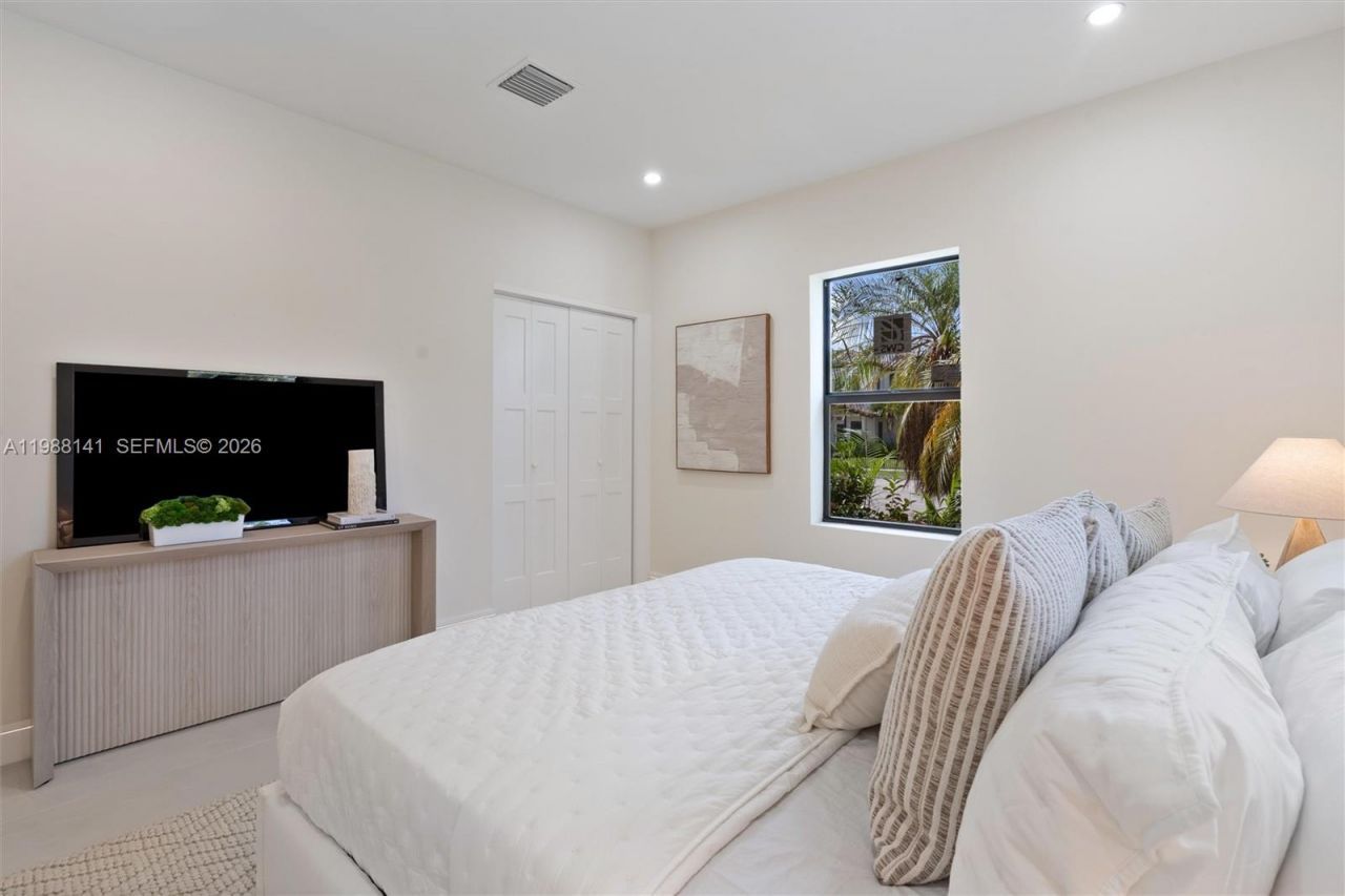 1108 Harrison St , Hollywood, FL 33019 Photo