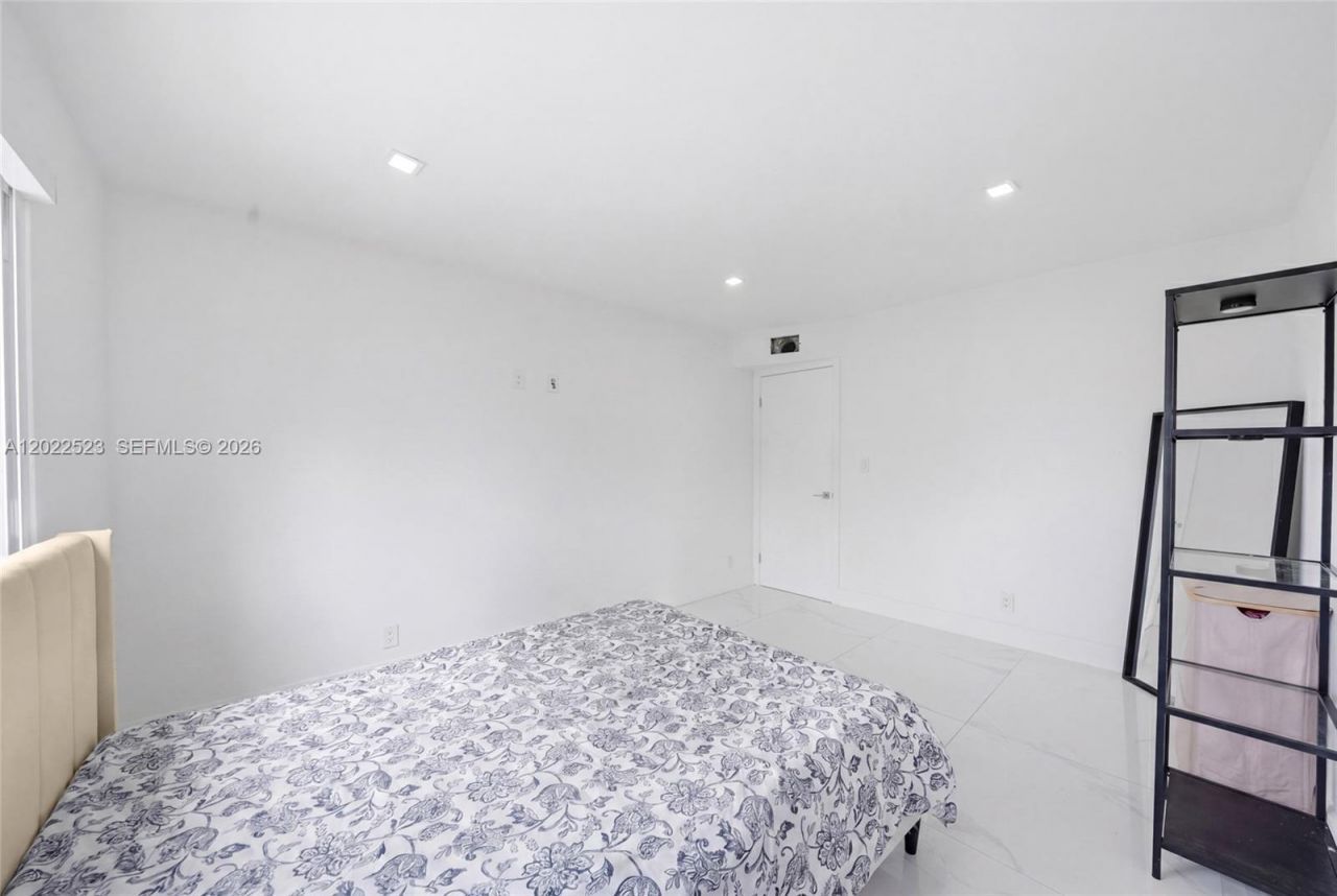 455 NE 210th Ter , Miami, FL 33179 Photo