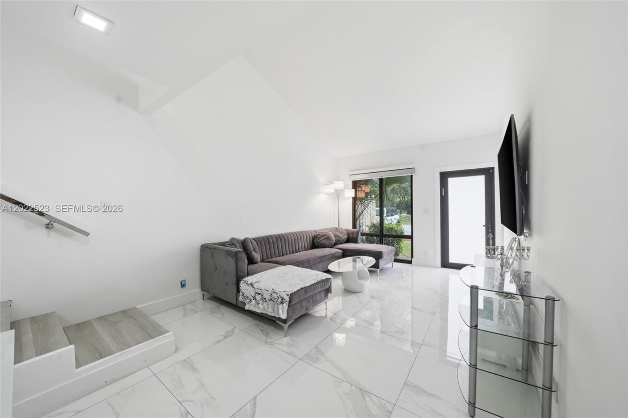 455 NE 210th Ter , Miami, FL 33179 Photo
