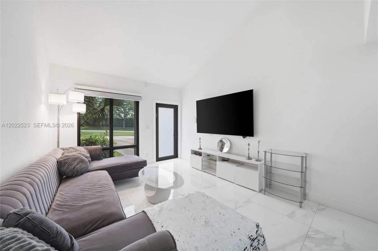 455 NE 210th Ter , Miami, FL 33179 Photo