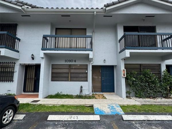10904 NW 7th St, Unit 203, Miami, FL 33172