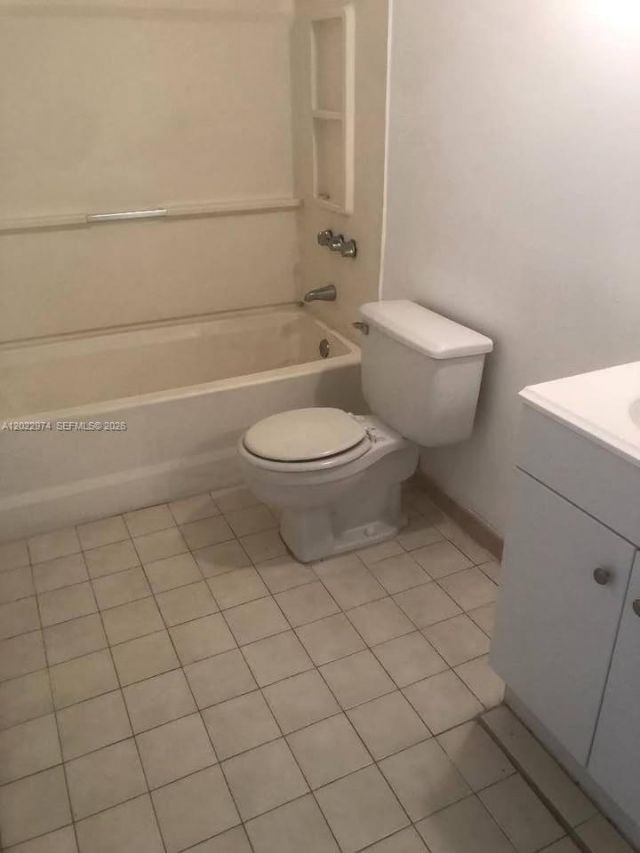 6155 NW 186th St , Unit 209, Hialeah, FL 33015 Photo
