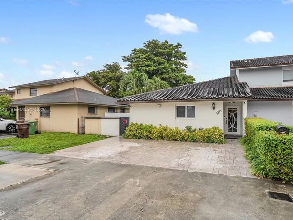 1071 W 37th St , Hialeah, FL 33012