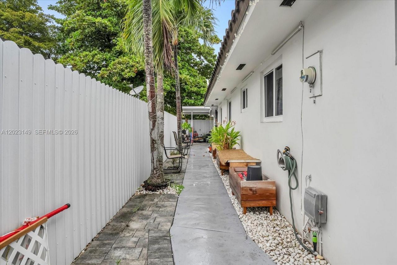 1071 W 37th St , Hialeah, FL 33012 Photo
