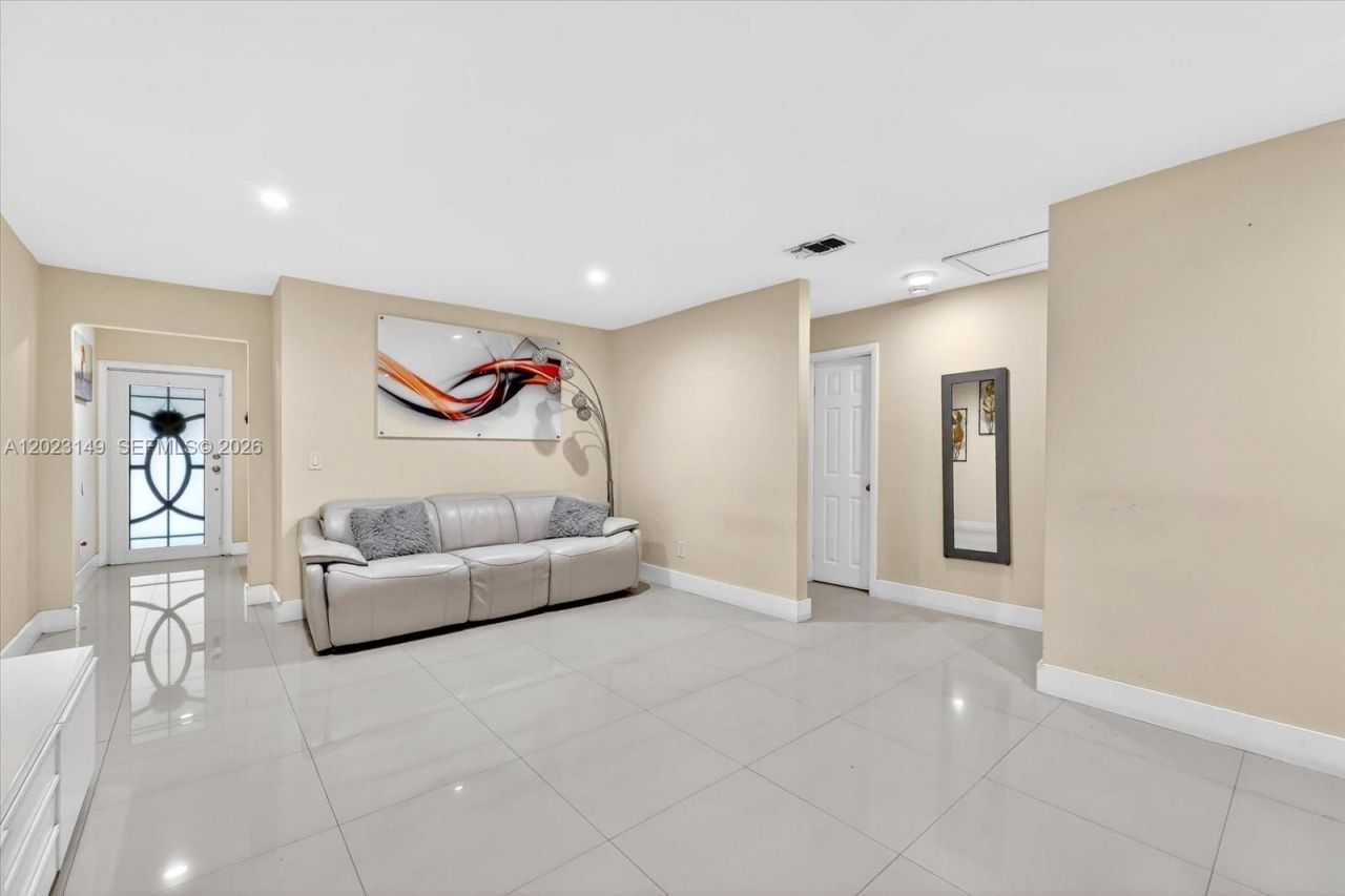 1071 W 37th St , Hialeah, FL 33012 Photo