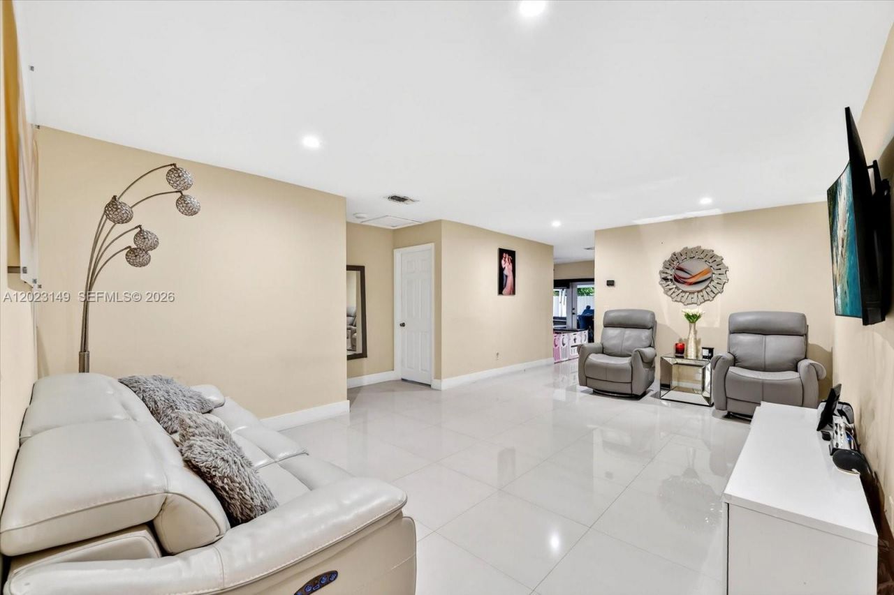 1071 W 37th St , Hialeah, FL 33012 Photo
