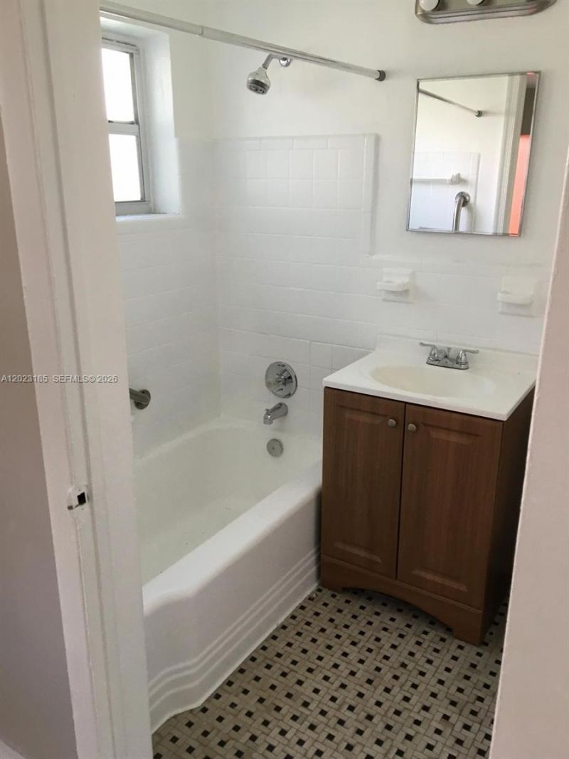 520 SW 4th St , Unit 4, Miami, FL 33130 Photo