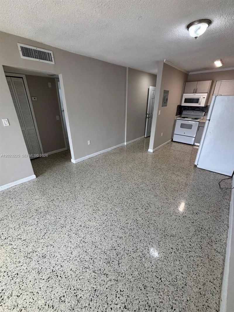 1047 SW 7th St , Unit 6, Miami, FL 33130 Photo