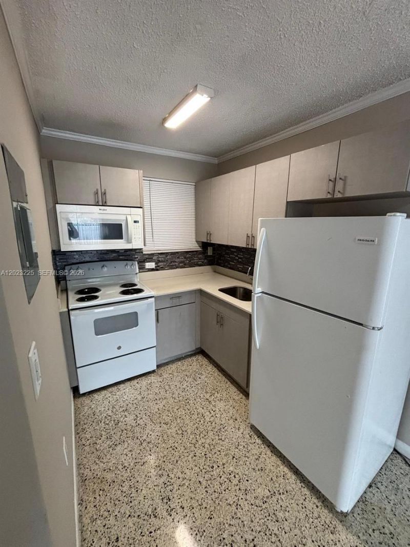 1047 SW 7th St , Unit 6, Miami, FL 33130 Photo
