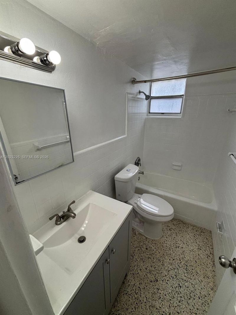 1047 SW 7th St , Unit 6, Miami, FL 33130 Photo