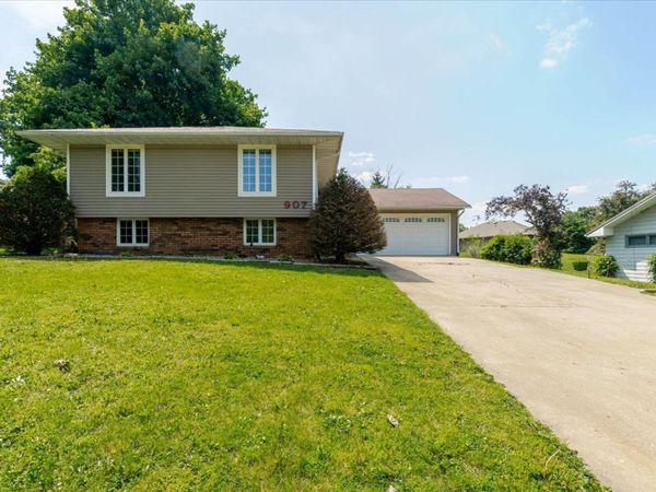 907 S Quincy Street, Clinton, IL 61727