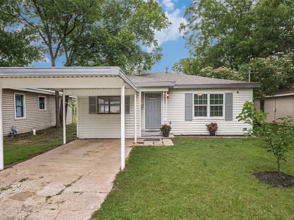 717 Small Street , Bowie, TX 76230