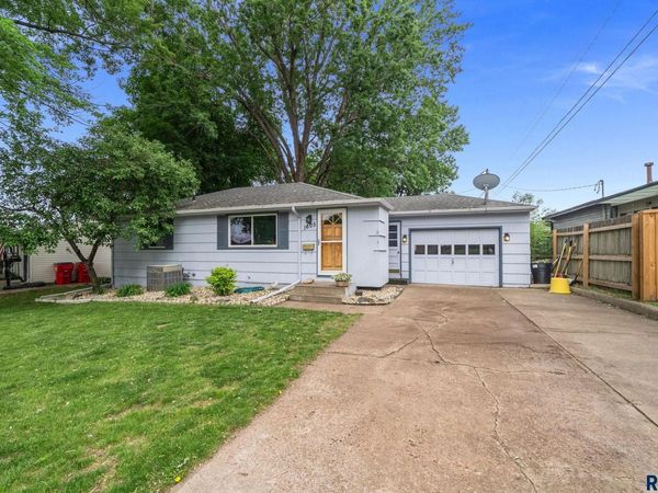1605 E 32nd St, Sioux Falls, SD 57105