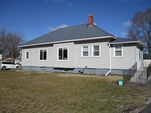 328 S Marquette Road, Prairie Du Chien, WI 53821