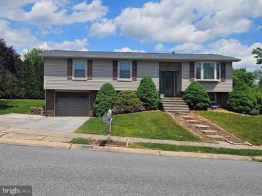 208 WILLOW DRIVE, DOVER, PA 17315
