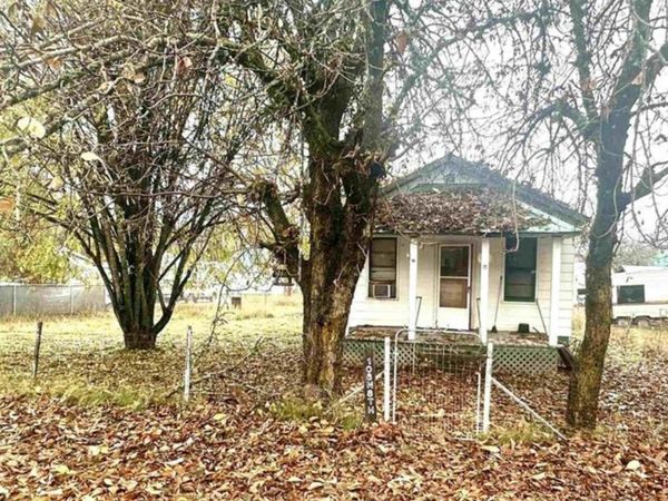 106 N 8th St, Ione, WA 99139