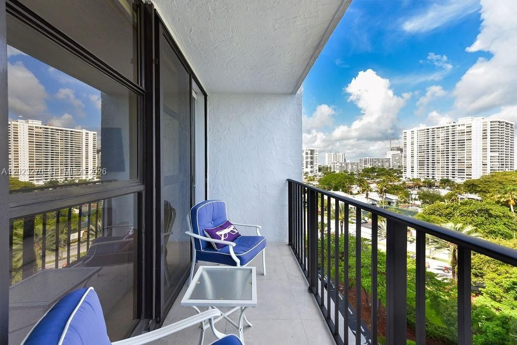 600 Parkview Dr , Unit 829, Hallandale Beach, FL 33009 Photo