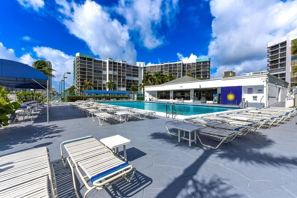 600 Parkview Dr , Unit 829, Hallandale Beach, FL 33009 Photo