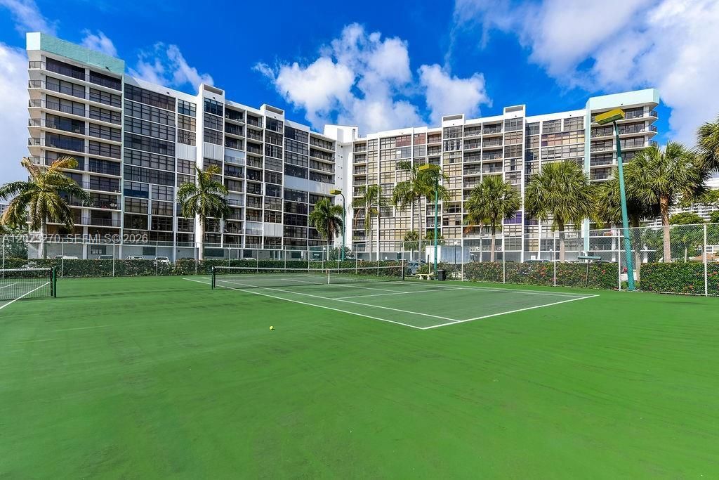 600 Parkview Dr , Unit 829, Hallandale Beach, FL 33009 Photo