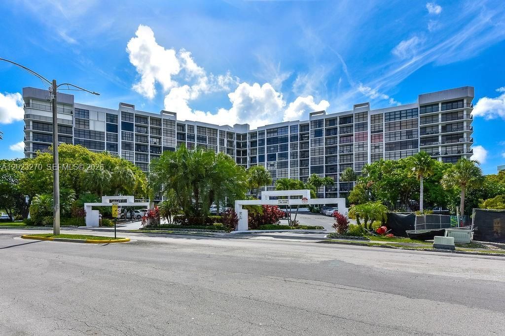 600 Parkview Dr , Unit 829, Hallandale Beach, FL 33009 Photo